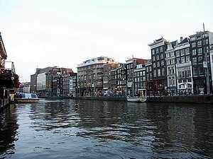 Am Abend mit dem Boot durch Amsterdam